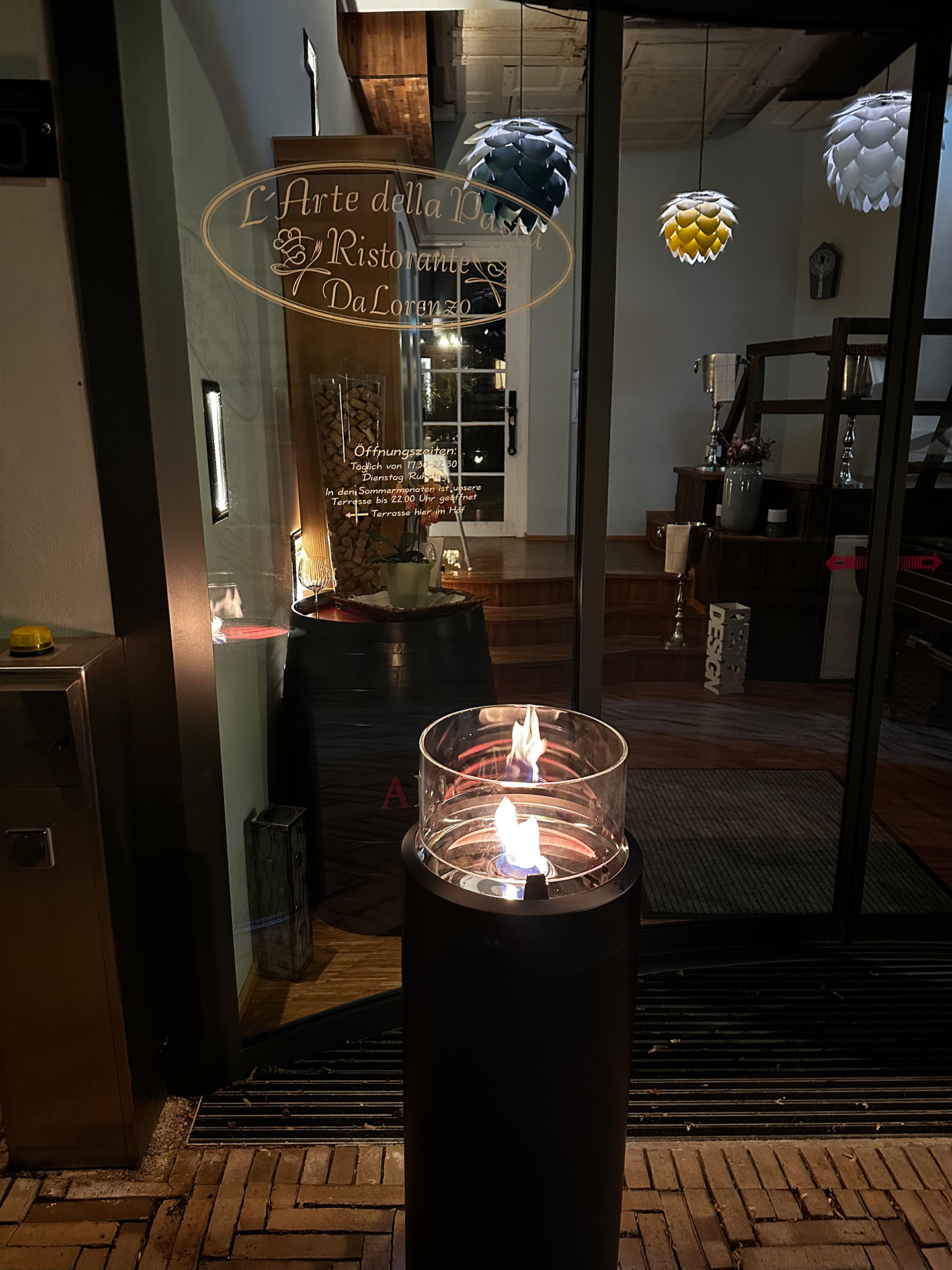 Sie sehen eine der Fackeln, welche die Besucher am Eingang des L'Arte della Pasta begrüßen.