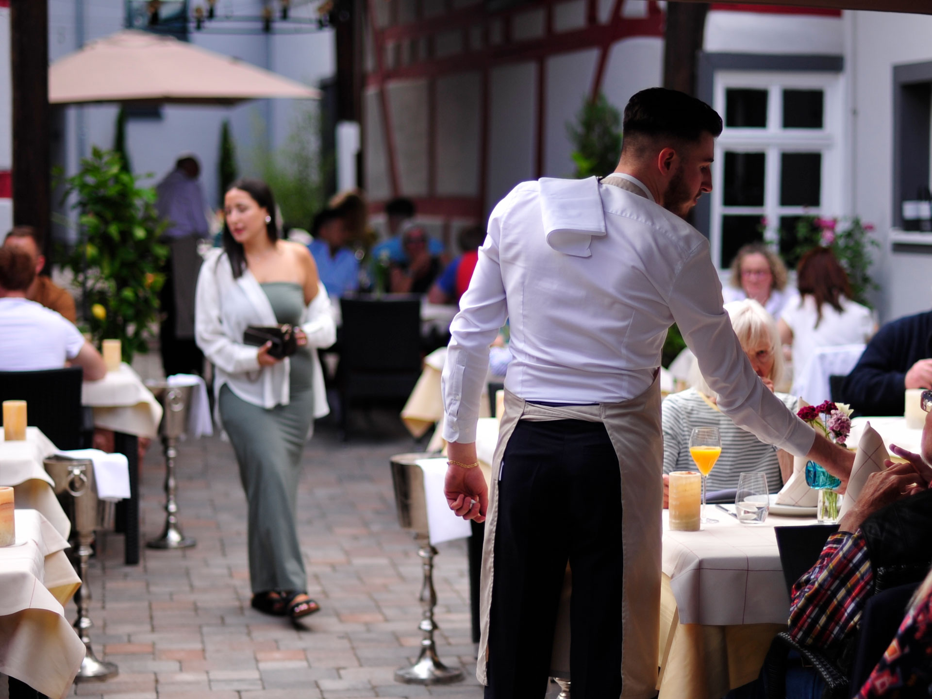 Sie sehen den Innenhof des L'Arte della Pasta.