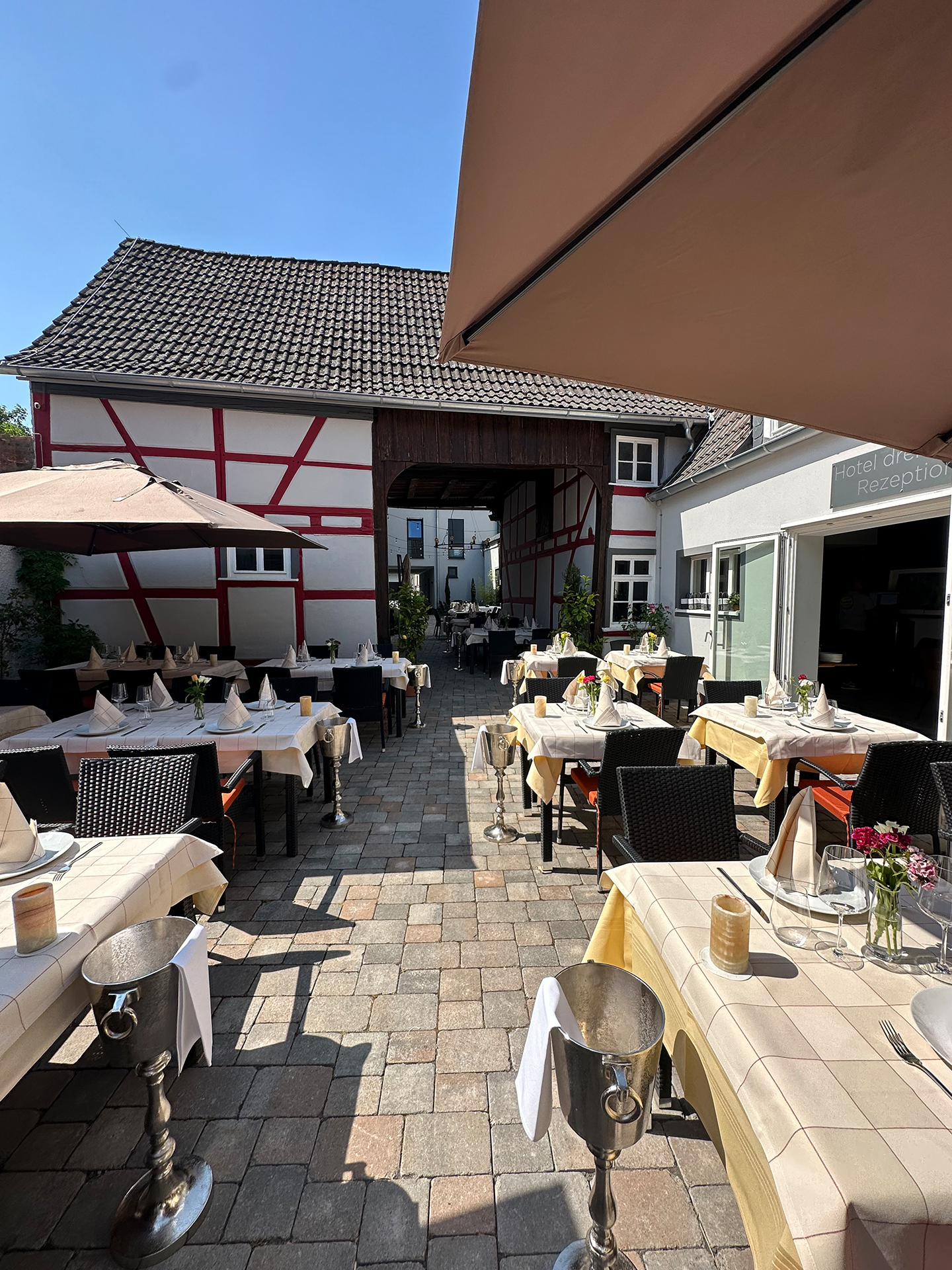 Ihr Blick schweift in den Innenhof des L'Arte della Pasta. Ein sorgsam gestalteter Hof erstreckt sich vor Ihnen, und am Hofende finden Sie eine charmante, alte Scheune, die eine gemütliche Atmosphäre verströmt.